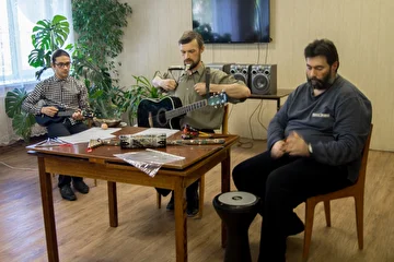 20.06.17., слева направо: Иван Овчинников (укулеле), Михаил Тарасов (гитара, вокал, казу, губная гармошка), Леонид Николаев (ложки, дарбука). Выступаем в центральной библиотеке г. Верхний Уфалей.