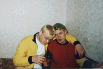Бухие в дрезину Дима (Толстый) и Денис (Дэнчик) на гастролях в  городе Печора, в гостинице.