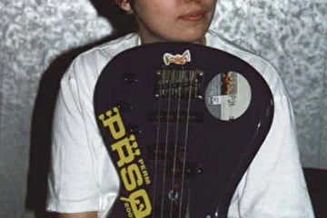 Надя Шилова (бас-гитара), сентябрь 2002 года