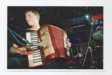 Молодой аккордеонист группа Саша Котович умеет обращаться со своим иструментом так, что все зрители пускаются в пляс.
