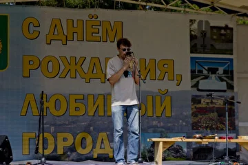 на фото: Миштар (Узоры ветра) с пан-флейтой 
выступление 20.07.13 г. на дне города Верхнего Уфалея
фотограф: Олег Максимов