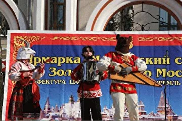 Масленица в Лаврушенском переулке(напротив Третьяковской галереи)2006 г.