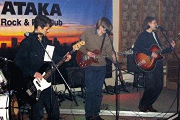 18 марта 2005 г. Концерт с группой ВОВ'С. На фото: Константин Лила - бас, Андрей Князев - гитара, вокал, Людвиг Анохин - гитара, вокал.