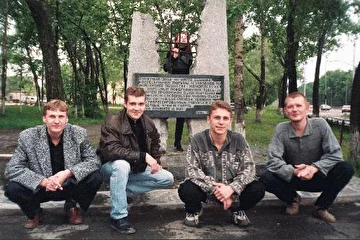 Возле института ХГИИК Огура, Басов, Хитров, Ожерельев, за решёткой Рита.
