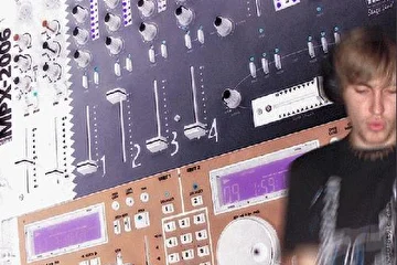 В качестве фона использована фотография моего первого dj'ского "железа"... Смотрю на него... и плакать хочется... ностальгия просыпается-а-а-а... хнык..  ;..)