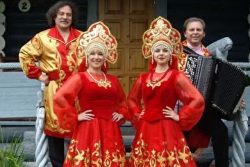 Русская народная группа У барина в деревне Мандроги на русском празднике.