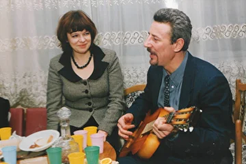 На встрече выпускников шк. №12 г. Брянска с будущей супругой Мариной.
2 февраля 2001 г.
