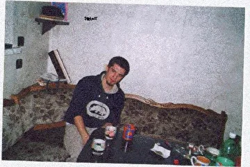 после вспышки я упал под стол..