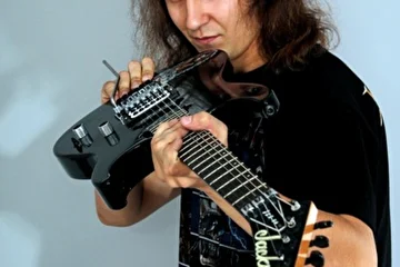 Рустам Макаров – гитара 