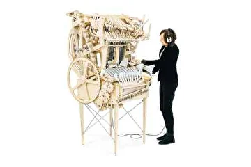 Шведский музыкант, участник коллектива Wintergatan Мартин Молин соорудил музыкальный инструмент, который в своей работе использует около 2000 металлических шариков.
Молин назвал своё творение "Marble Machine" (Мраморная машина).