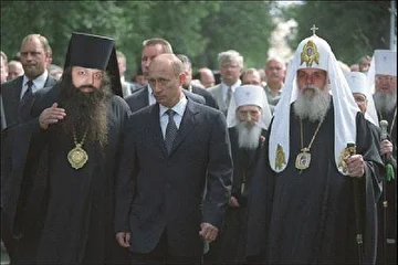 На следующий день, апосля возращения Provizors Partyв Москву, позвонили из властвующих культурных структур и попросили Дена и Эна освятить Царь колокол… типа его собираются в Китай отправить на цветные металлы запродать, толку от него все-равно ни пса нет, тока зеленеет и даже не звонит ни хрена. Приехали Ден и Эн, а им типа раздали по губке и ведро с ополаскивателем «Досья» (хотя «Фери» просили лимонную), шобы зелень окислую заодно подмыть. Ну, два вновь просвященных, почти как Будда, стали брызгать из Керхелей струей пенной, да освящать, а колокол, хрясь, да возьми  и развались на молекулы. Вызвали, значить, академика Капицу выяснять кто виноват……что если Ден и Эн, то возмещать придется им – готовьте свои гитары, квартиры и все последующие тиражи дисков, в счет гос.казны, дабы возместить колоколовы издержки. Капица долго лазил вокруг с синхрофазатроном и типа мелафоном… че-та в пробирки плевал и ваще вел себя непристойно, даже, пардон , «сходил»  на остатки от колокола…потом оказалось, это был  эксперимент,..и говорит, типа дурында (т.е. колокол) развалилась из-за непральной эксплуатации и отклонения Земли вдоль небесной оси… Наступила пауза…. Типа, с кого бабло-то сшибать??? С Провизорс Пати – не за что… С эксплуататоров колокола……где ж их найти…. Во, с Капицы надо! Че он раньше-то не сказал. Сказано, сделано…. Увезли Капицу, а Дена с Эном, Главный по тем пинатам пригласил на чай с баранками и на новое освящение машины «Порше»… тока они отказались, сославшись на метеоризм и дурное самочувствие.