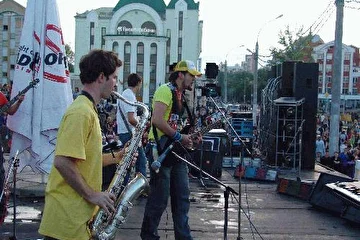 14 августа 2004 года, выступление на десятилетии "Европы+" в Липецке на центральной площади. По разным оценкам - от 25000 до 40000 зрителей.