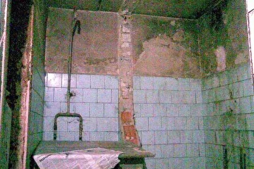 Раздевалка в душе. Остатки от бывших душевых кабин. (вершее)