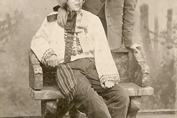 О! Ишо одна фотка из прекраснога прошлага. Будь здаров и счастлив, Костик Кинчев, мы на твою благостну пленку стока наснимали, что радостно аж до мурашек. Что мы видим на ентом кадре-то? А видим меня, т.е Дена, и Эна, в народных польских костюмах. Мы тогда подрабатывали в Большом театре, в массовке на Иване Сусанине. Я, значить, играл, хлопца Сусанина, а Эн был в роли негодяя и бэдмена Мазепы, шо всех продал. На этой картине, сюжетна линия пролегает так - кады Мазепа подъехал к Сусанину и предлагает, фашистская морда, вступить с ним в интимно-крамольную связь, на предмет заполучения сведений о залежи нефти и цветной руды в Капотне. Ясное дело, Я не испугался, т.е. не Я, а Иван, значить, Сусанин. А ентот сукин сын, глаза закатил и давай, мол, мне расписывать сауны с джакузями различны, да прочие утехи буржуазии и польского жирующего гей-менталитета. Конец сцены был венцом и даж сам Станиславский, тьфу, Михалков кричал «Верю-верю» и рыдал на наших грудях. Так мы играли года три-четыре, а потом уж создали Provizors Party…. И ни зря надо сказать. 