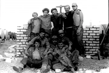 Андрей (второй ряд в центре) - в стройотряде "Резонанс".
Бойцы отряда - студенты СГМИ.
Смоленская область, Пересна, 1983 г.