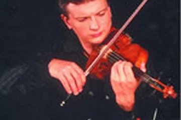  B Новосибирске школa скрипачей-вундеркиндов. Ученики Захара Брона: Вадим Репин, Антон Бараховский, Максим Венгеров и другие очень быстро стали знаменитыми, и для них открылись крупнейшие концертные площадки мира