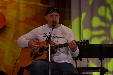 Александр Лепявский - вокал, гитары.