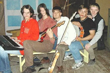Мэри, Ион, Речкин, Вася-Ринго (барабаны), и Вирус (свет, видео).
