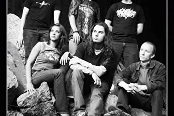 группа Sundial  в полном составе с одним лишним участником- бывшим гитаристом (второй ряд, с длинными волосами)