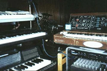 Wurlitzer El.Piano, A33, Korg Triniti, Mini Moog. Rack: YAMAHA TG77,YAMAHA TG500,