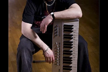 Группа "ТУЛОВИЩЕ"
здесь: http://www.realmusic.ru/toolovische
сайт: http://toolovische.narod.ru