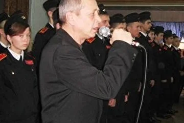 26.11.2008 МОУ СОШ им. Д.Тарасова г. Озёрск: ветеран, воин интернационалист   Вячеслав   Привалов  поздравляет кадетов