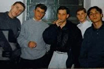 Чугунов(МЕФА)Юрий-ударные
Вячеслав(Лось)Антонов-голос
Джим-бас
Чепель Анатолий-гитара
Канашевич(Дарк)Андрей-гитара
    Это начало.Еще все только начинается.Хочется славы и пива.