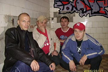 Камень к камню стена,капля к капле река,облако к облаку уже небеса.травинка к траве под ногами земля.