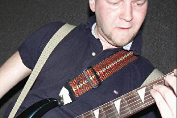 лидер-гитарист с инструментом