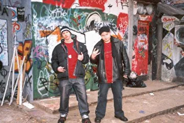3.12.2002 на фоне граффити (у бывшего "F3T")