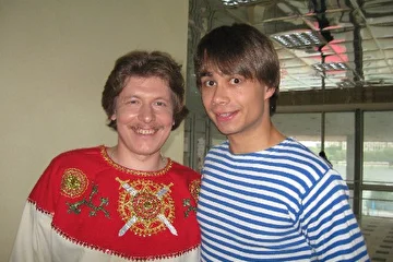 Гусляр Иван Самоваров и Александр Рыбак вместе спели русскую песню. Дуэт получился настолько органично, что звезды планируют в следующем году выпустить совместный проект.