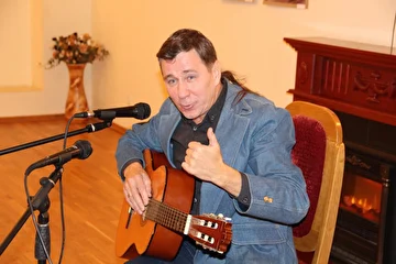 Дмитрий Фонарев на авторском вечере.
