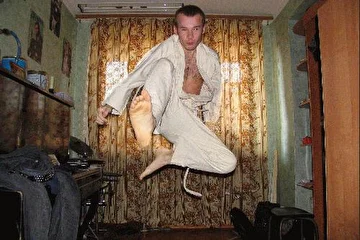 Я знаю самбо, ушу, каратэ, дзюдо... и ещё много страшных слов ;)