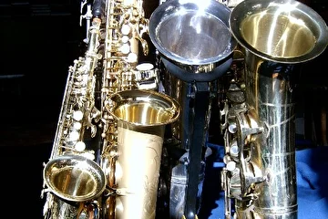 Мои саксофоны по состоянию на 15 октября 2008г - одного - САМОГО ГЛАВНОГО - БАРИТОНА - не хватает! Лежит - спит в каптерке духового оркестра...