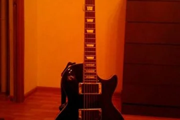 Epiphone Les Paul Classic 2004 with EMG81/85.
Excellent axe for metal.and not just for metal:)
SOLD.