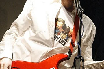 На фото: Чой, выступление группы «Девять» в клубе «Мастерская» на «Princeton Plainsboro Party». Дата: 31.03.2009.