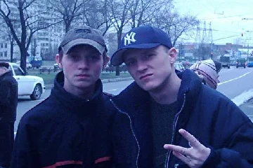 grey и настас на остановке в Москве.