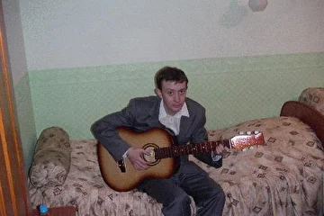 Очередной заезд в Абзаково,
Рома тока приехал, ничего не успел сделать, только взял гитару - сейчас будет песня!