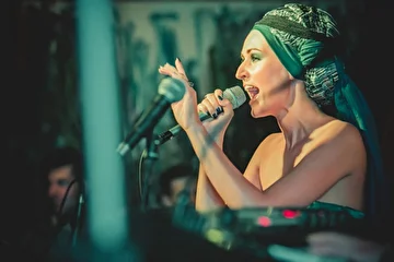 Певица XENA (Ксена) в петербургском «Daily Bar» в рамках серии вечеринок «Music Jam». 
www.xenamusic.ru
#xenamusic @xenamusic
