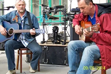 Мои друзья : Александр Юрьев -бард,композитор ,в красной куртке Пётр Меркулов -музыкант ,композитор,поэт.