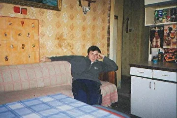 обратите внимание на пятно рядом это ктото когдато кинул в кавото стакан с чемто!

p.s. пятно терь это на forewer