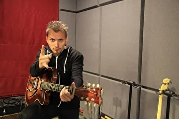 Recording guitar. Excite