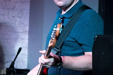 Бас-гитарист группы "У-лица"  Алексей Клюкин на концерте в Wunderbar, Москва 
