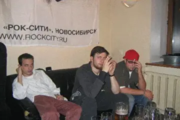 В центре Даня (Гитара)
Рядом Чача (ex-УМЫ!) и Антон (Шоковая терапия).