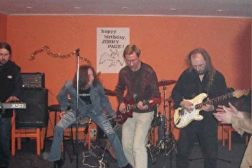 Джэм на 60-летии Пейджа, слева направо: Паша (Плант) Копылов, Роман Брайт (Cryme Of Passion), Майк (Точка Глаза), Борисыч (Тауэр)