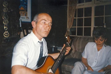 Юрий Плаксин и Ирина Логинова, выступление в пабе г. Плимут, Англия, 2002г.