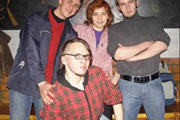 МаЛо! в полном составе образца 2007го года.
Слева на право: Юра(ударные),Жанна(ритм-гитара,вокал), Пила(бас,вокал),Бур (сидит,соло-гитара,вокал)