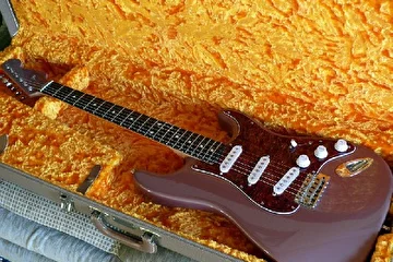 Fender Custom Shop Stratocaster 1960 reissue 
Модель 1960 reissue Matching Headstock выпуска 1994 года (John Page era). Состояние  идеальное. Дека ольха, гриф - огненный клен. На инструменте стоят датчики John Suhr 
V60LPS .Это один из последних инструментов с серийником
 начинающимся на V44999.
SOLD.

