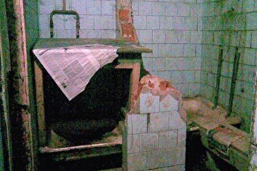 Раздевалка в душе. Остатки от бывших душевых кабин. (верх)