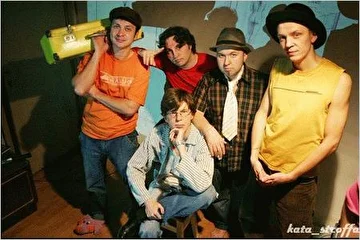Фото - гр. "Мата Хари" (состав, сентябрь 2007), является частью фотосессии "Band On The Run" (октябрь 2007, студия "bu[370]reau")